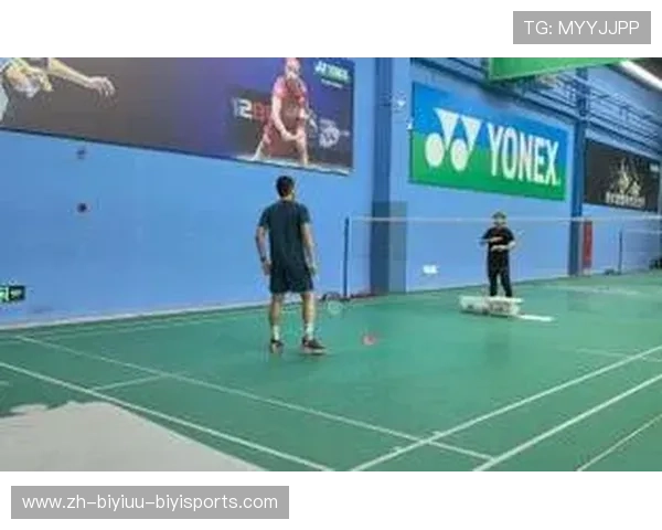 羽毛球头顶后场吊球