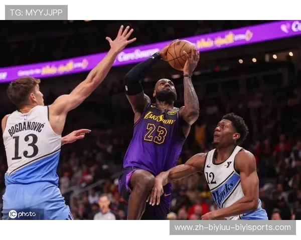 NBA焦点战詹姆斯突破上篮助湖人险胜爵士关键得分回放